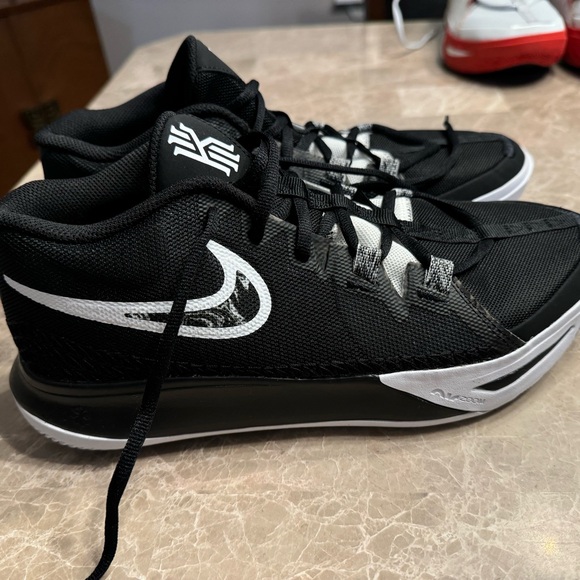Nike Kyrie Flytrap 6 Basketball
Shoes - Picture 4 of 13